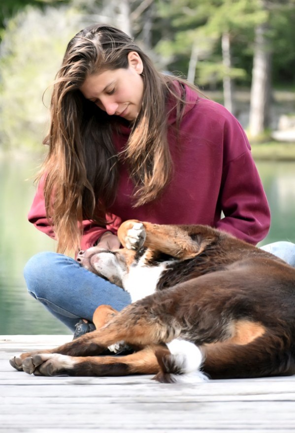 Éducatrice canine à Nice en lien profond avec son chien – méthode bienveillante, sans friandises, basée sur la complicité.